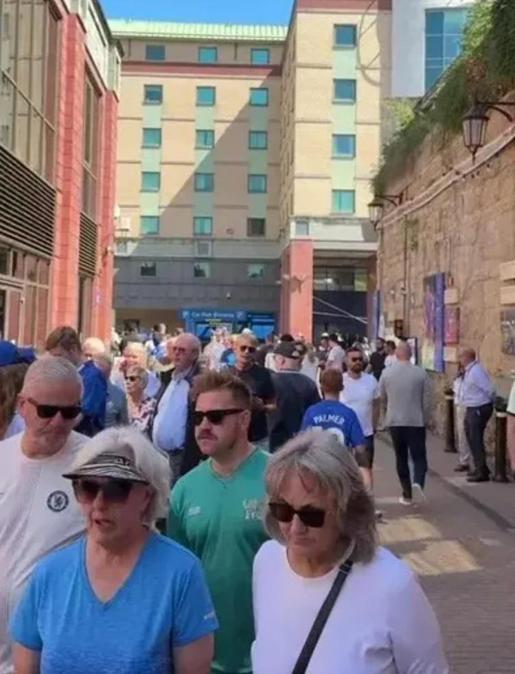 迷提前到场, 乐部新的手, ws